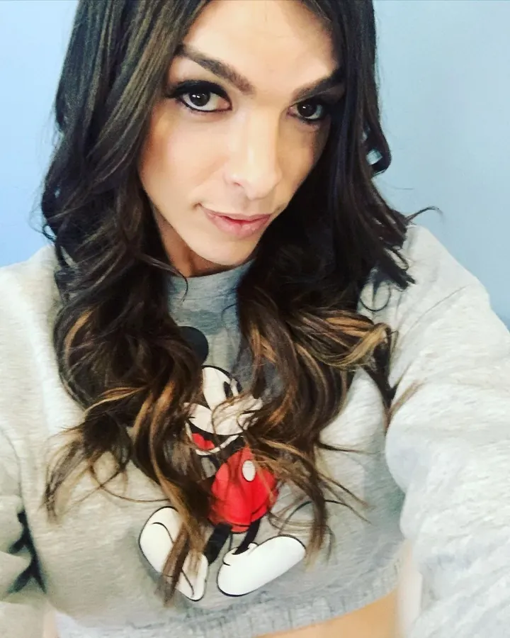 Marion, cheveux longs bruns, sweat Mickey, regard vers la caméra