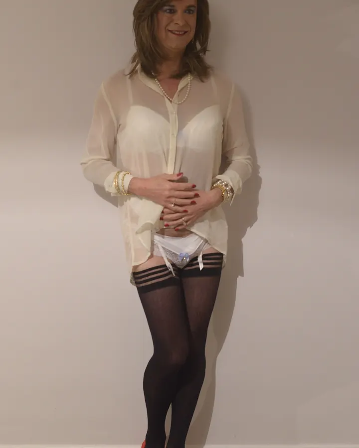 Nadia en chemise blanche transparente, jarretières, talons rouges