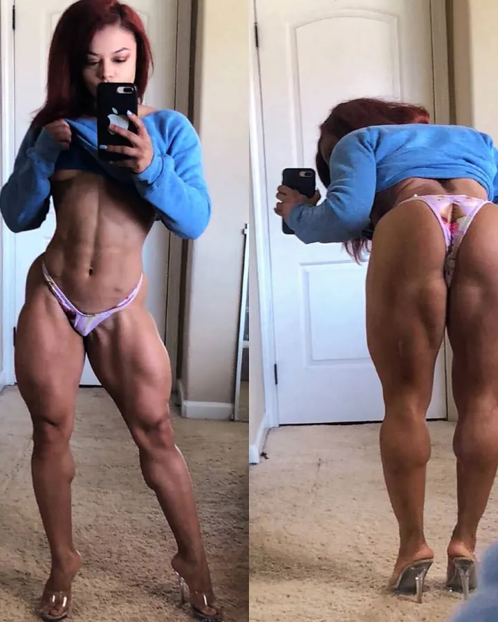 Femme trans aux cheveux roux, en tenue sportive, prenant une photo miroir, montrant un corps musclé et tonique.